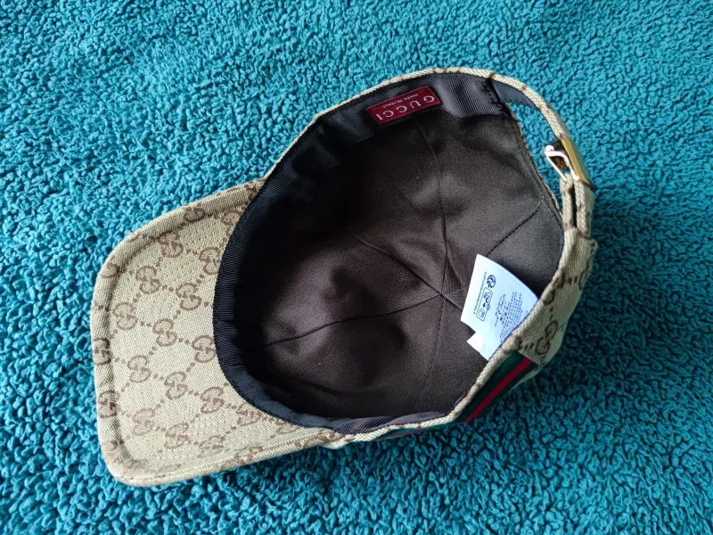 pet met monogrampatroon