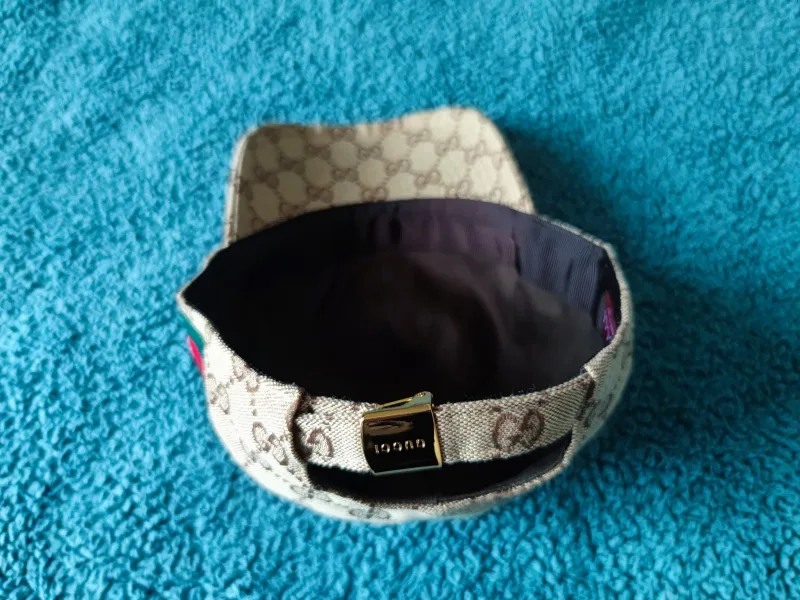 pet met monogrampatroon