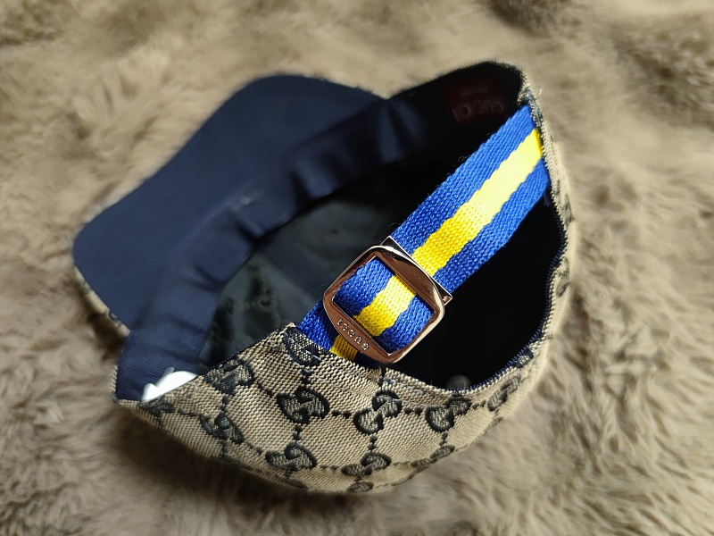 Monogram pet met blauwe en gele band