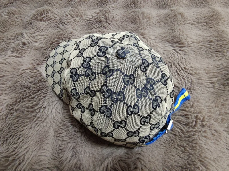 Monogram pet met blauwe en gele band