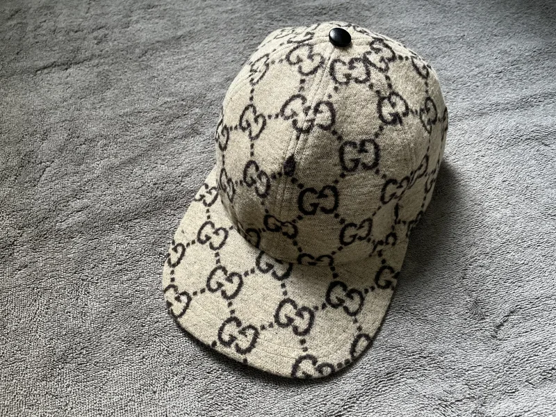 snapback pet met GG-patroon