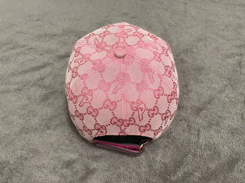Gecustomiseerde pet met GG-patroon