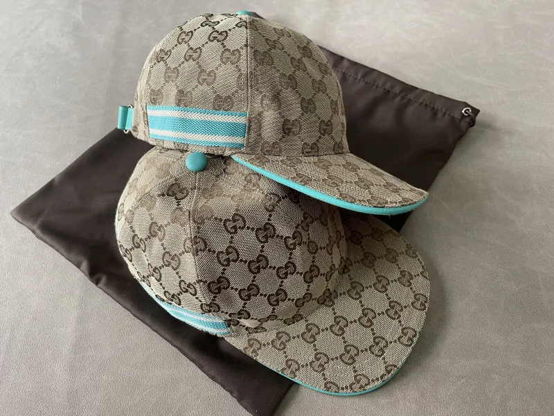 Monogram pet met blauwe en paarse strepen