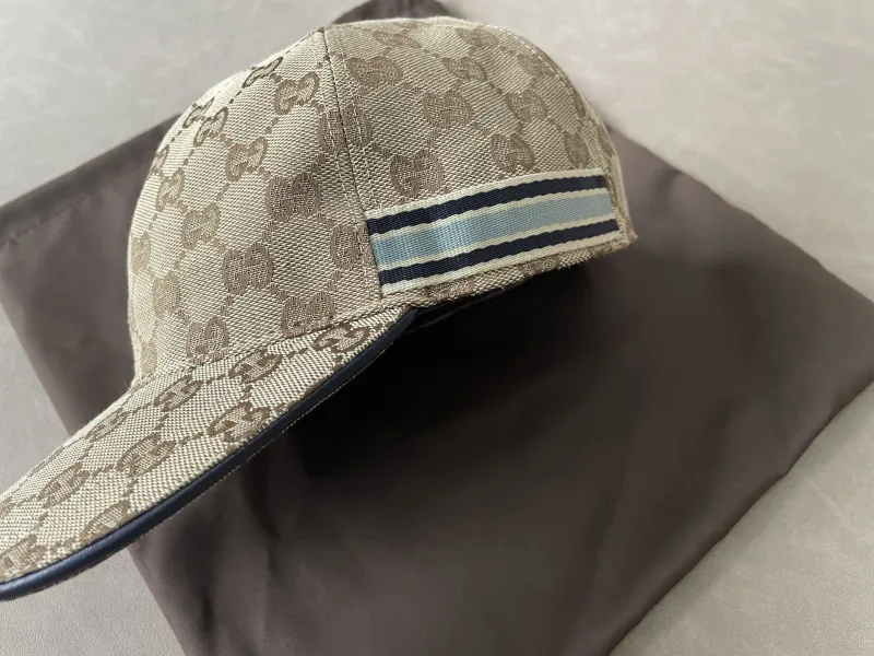 Basecap met GG-print en strepenmotief