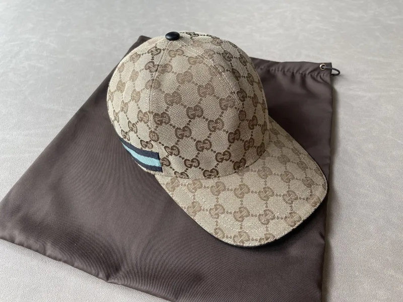 baseball cap met logo print