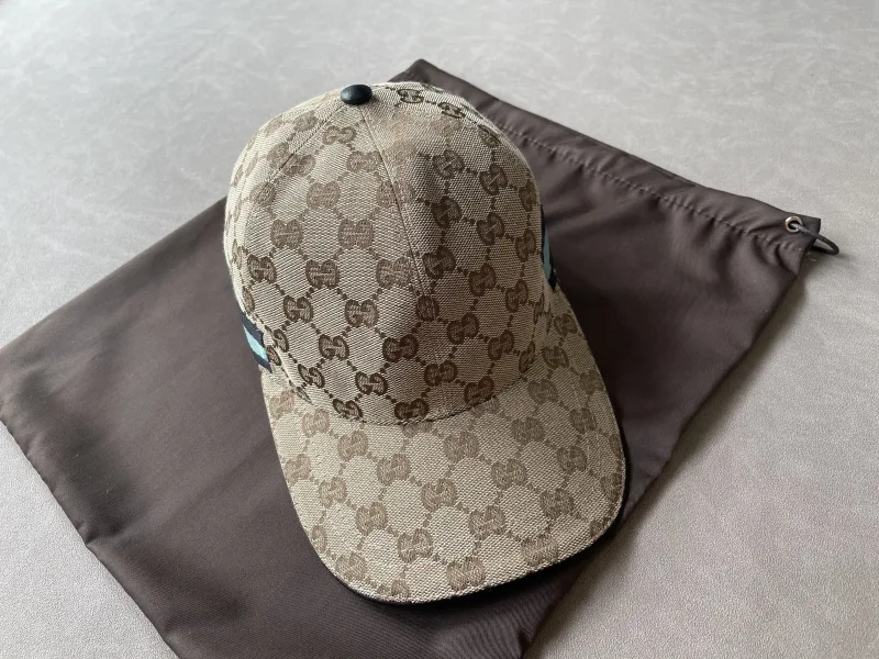 baseball cap met logo print