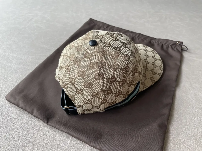 baseball cap met logo print