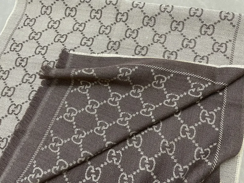 sjaal met monogram