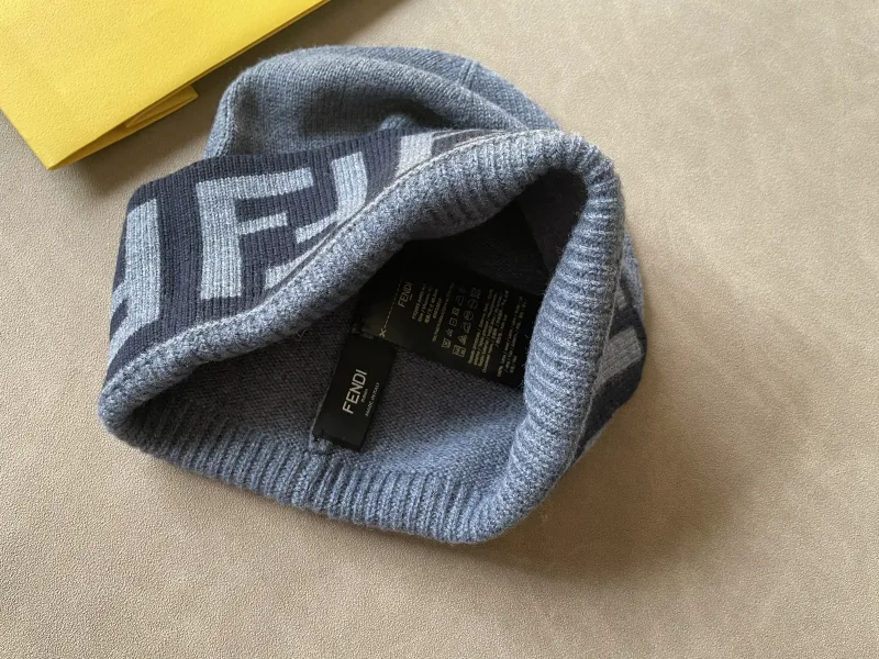 Muts met Fendi-logo