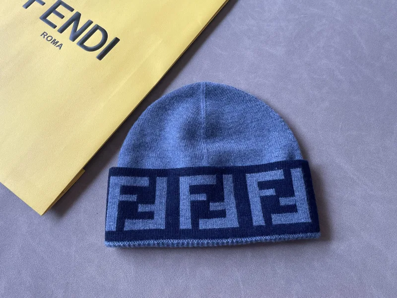 Muts met Fendi-logo
