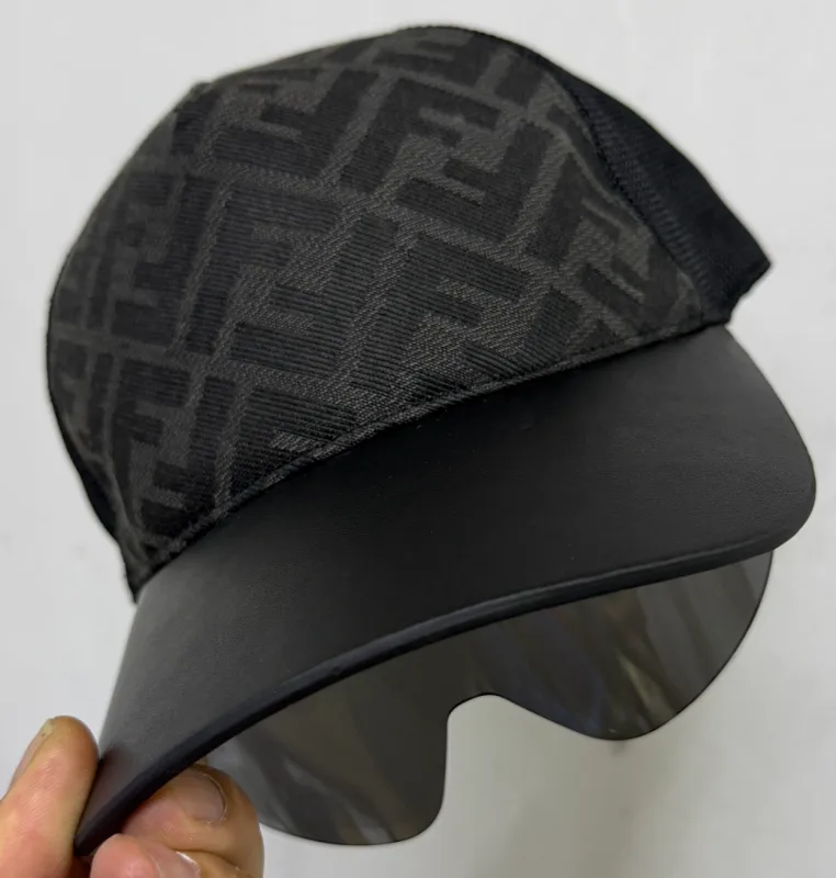 Pet met Fendi-patroon en glanzende klep