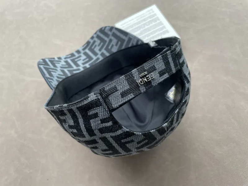 baseball cap met Fendi print