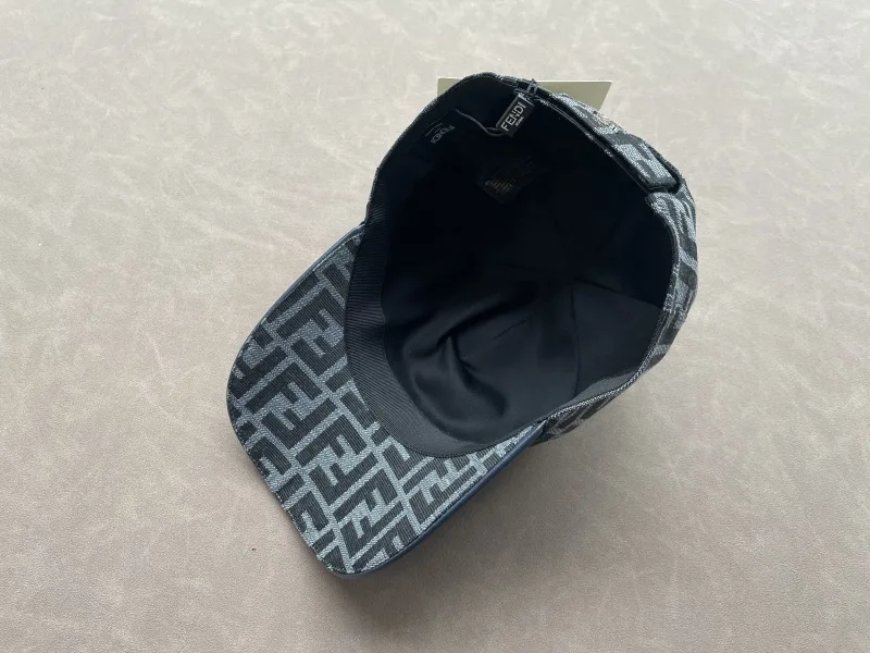 baseball cap met Fendi print