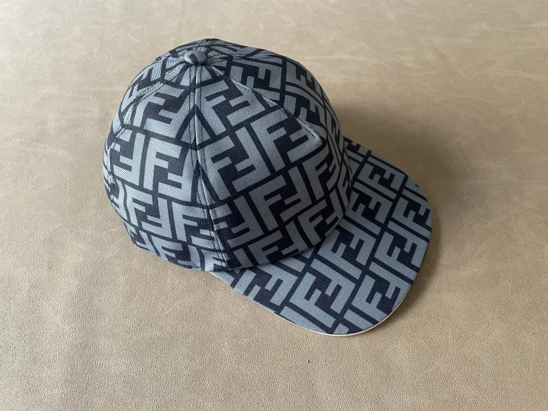 Pet met Fendi-logo