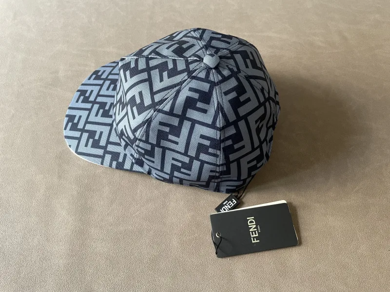 Pet met Fendi-logo