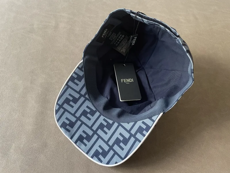 Pet met Fendi-logo
