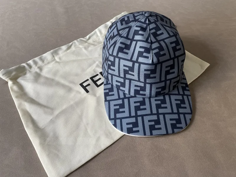 Pet met Fendi-logo