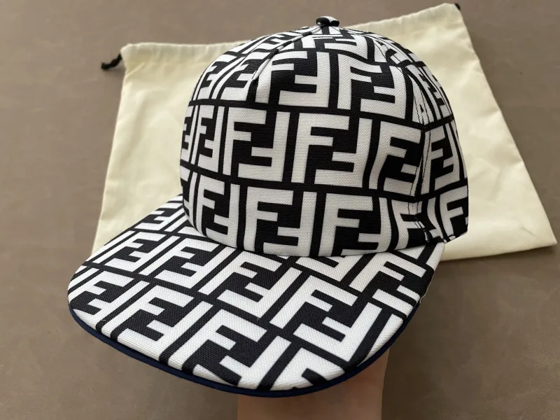 Pet met Fendi patroon