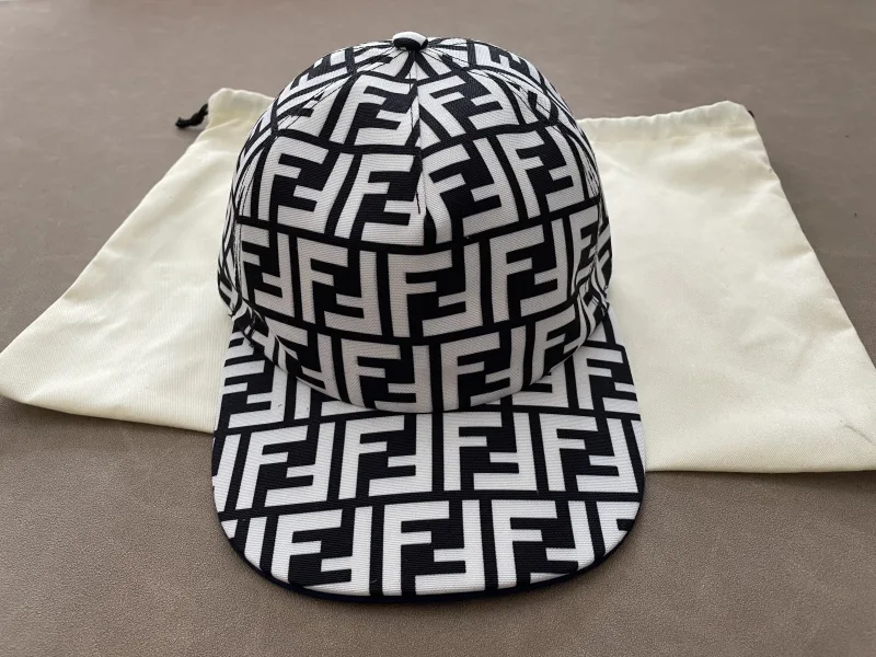 Pet met Fendi patroon