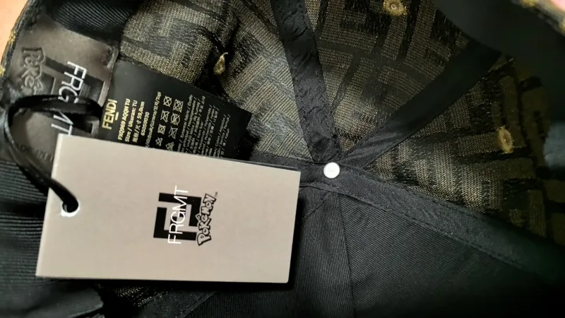 Petten met Fendi-print en Pokémon-patch