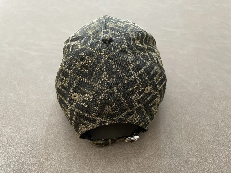 Petten met Fendi-print en Pokémon-patch