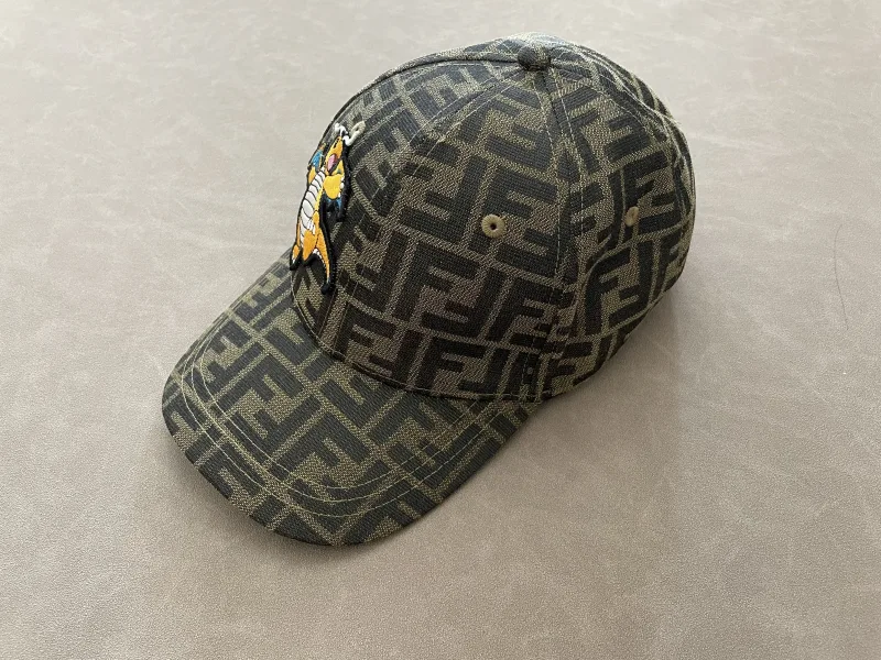 Petten met Fendi-print en Pokémon-patch