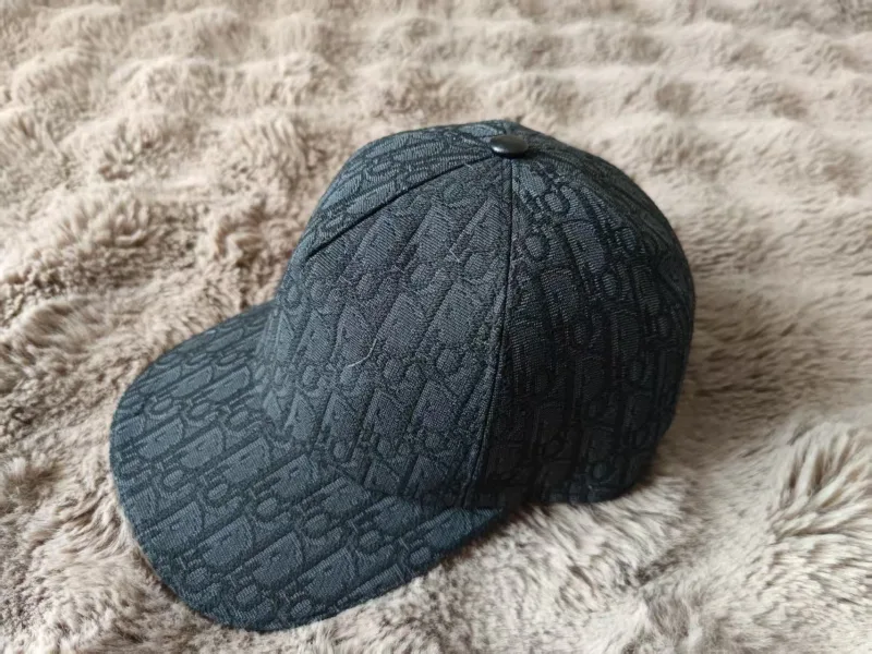 baseball cap met all-over logo