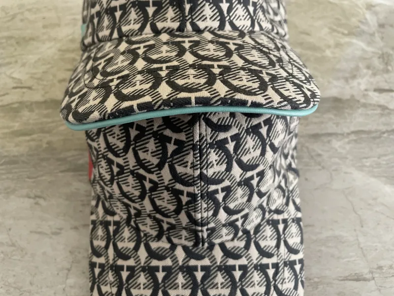 Pet met LOGO print