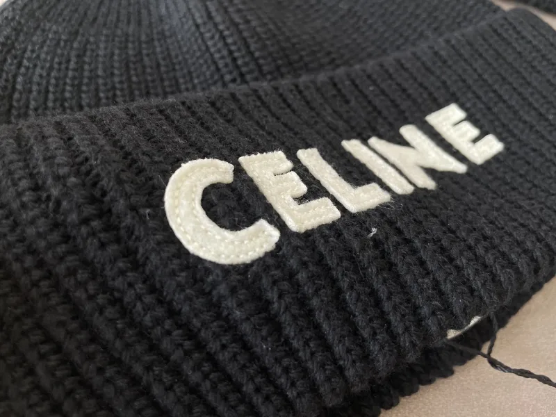 muts met CELINE logo