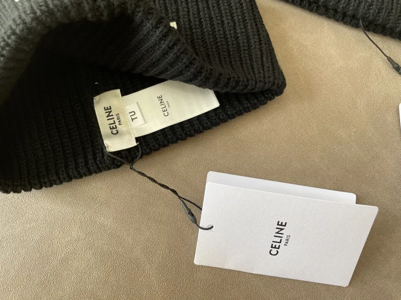 muts met CELINE logo