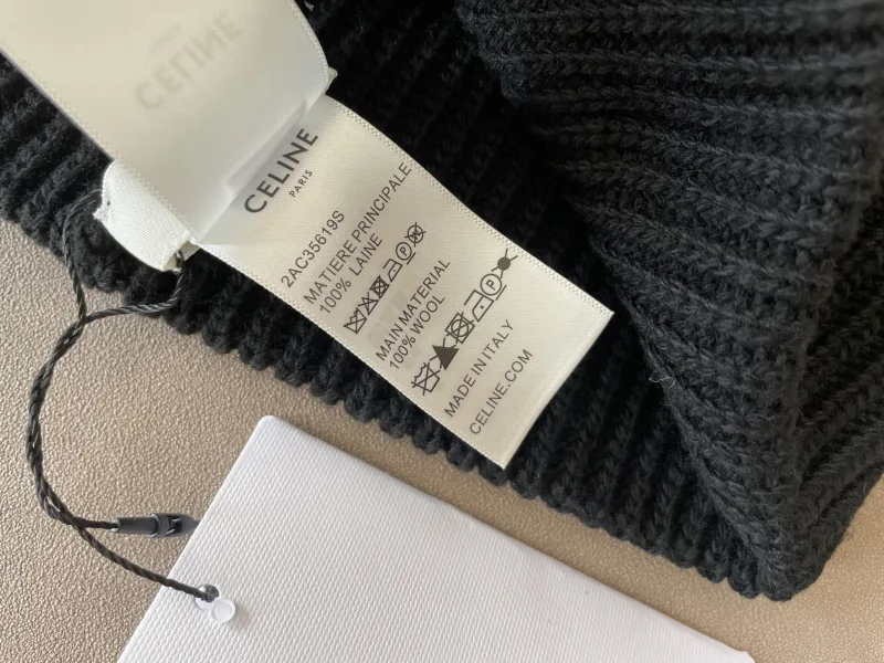 muts met CELINE logo