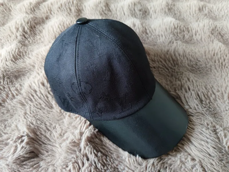 Pet met leren klep en monogramprint