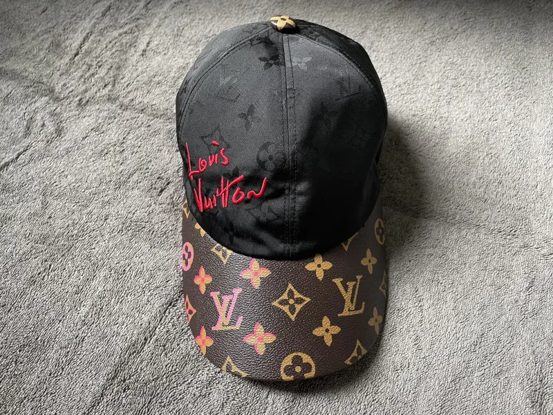 Cap met Louis Vuitton print