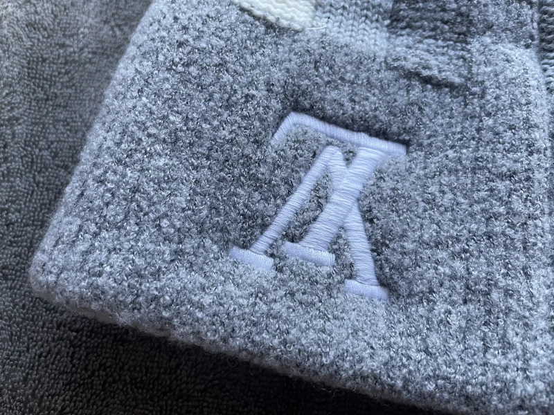 geblokte muts met LV logo