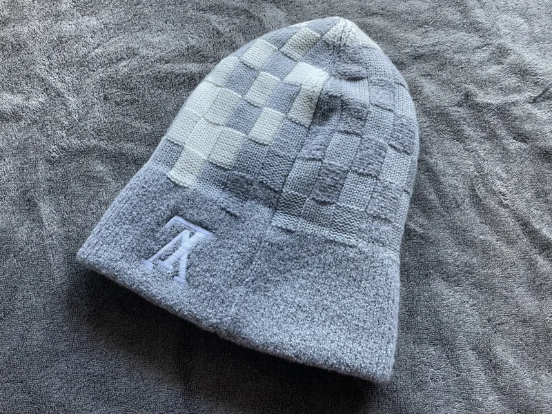 geblokte muts met LV logo