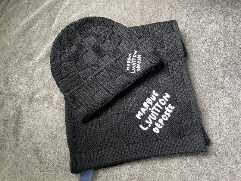 Geknoopt muts en sjaal set met logo