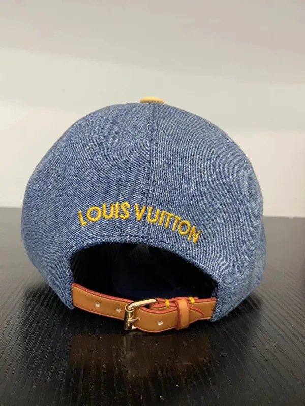 Denim pet met bloem-motief en merknaam