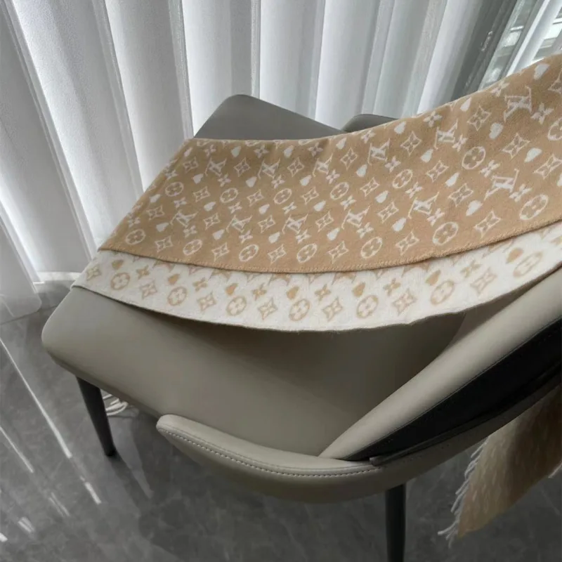 Sjaal met monogram en hartjespatroon