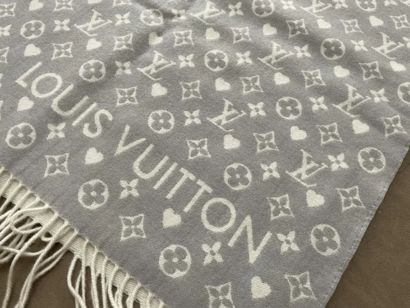 Sjaal met monogram en hartjespatroon