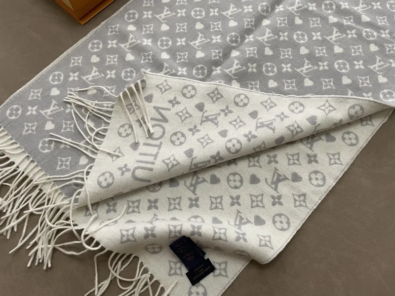 Sjaal met monogram en hartjespatroon
