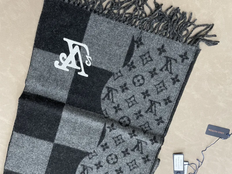 Monogram Scarf met Eend Dettail