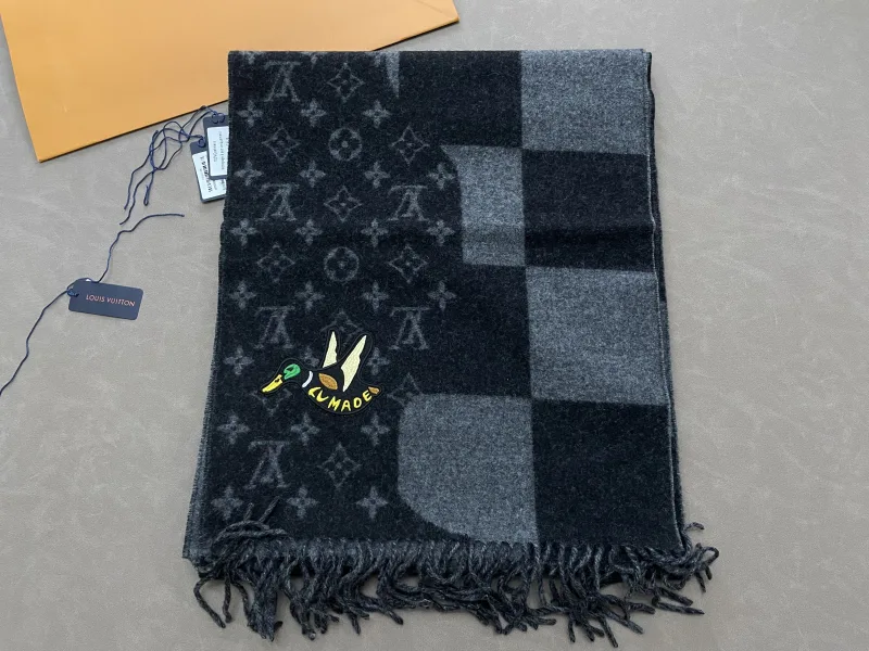 Monogram Scarf met Eend Dettail