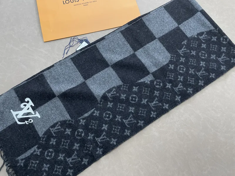 Monogram Scarf met Eend Dettail