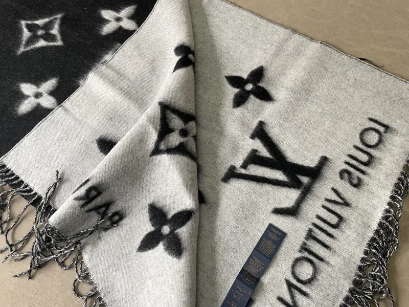 Sjaal met monogram en logo