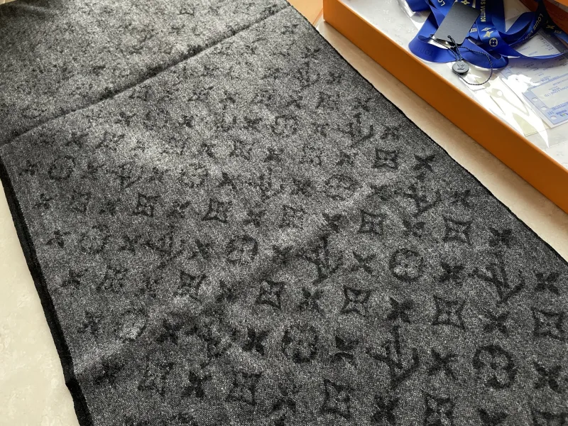 Herensjaal met monogrampatroon