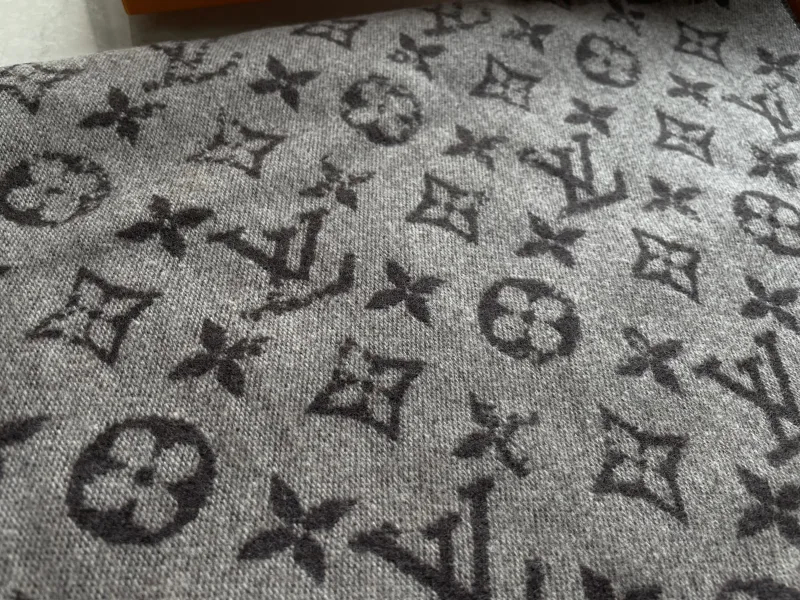 Herensjaal met monogrampatroon
