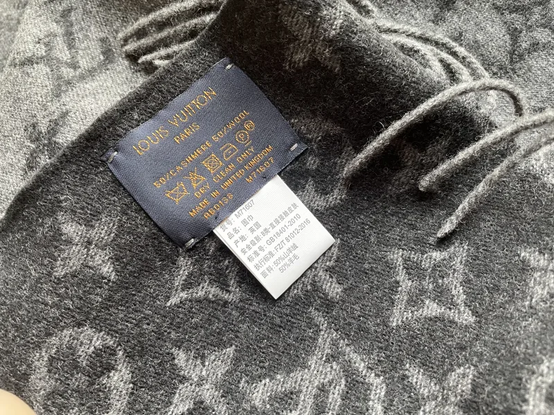 Herensjaal met monogrampatroon