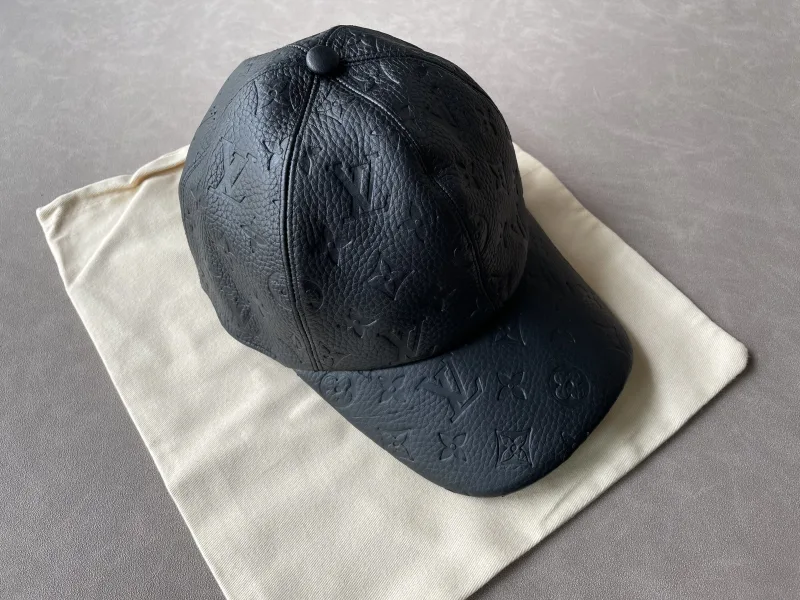 Cap met logo-reliëf