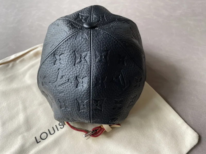 Cap met logo-reliëf