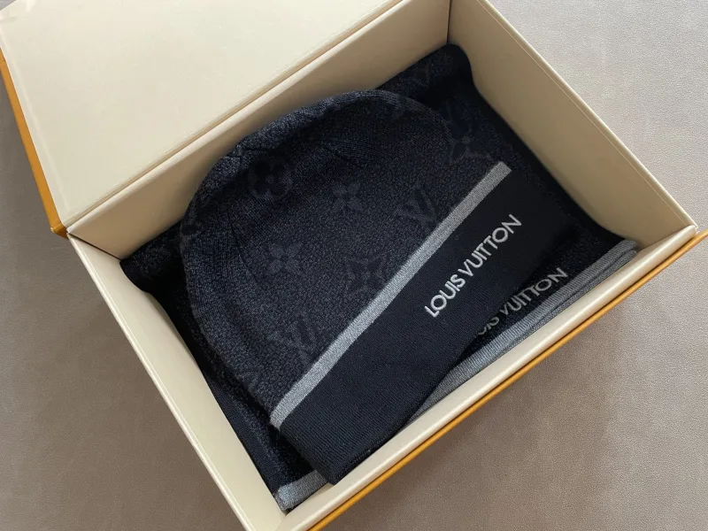 Monogram Beanie en Sjaal Set